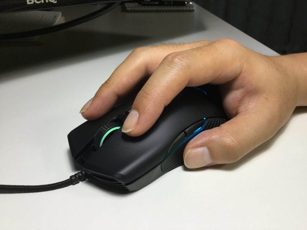 razer lancehead tournament edition 握った様子