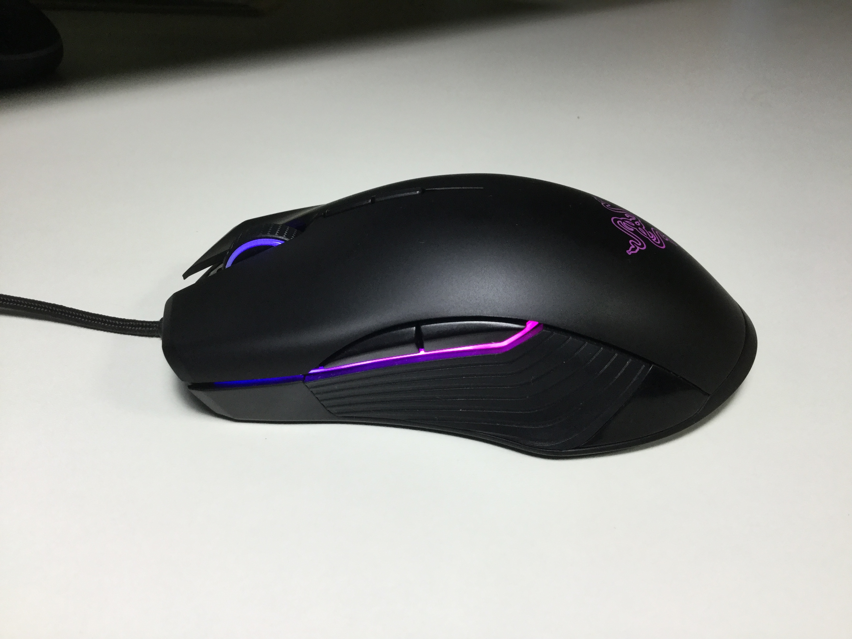 レビュー Razer Lancehead Te 両サイドのledラインが特徴的 全てがハイレベルのゲーミングマウス Ryoblog