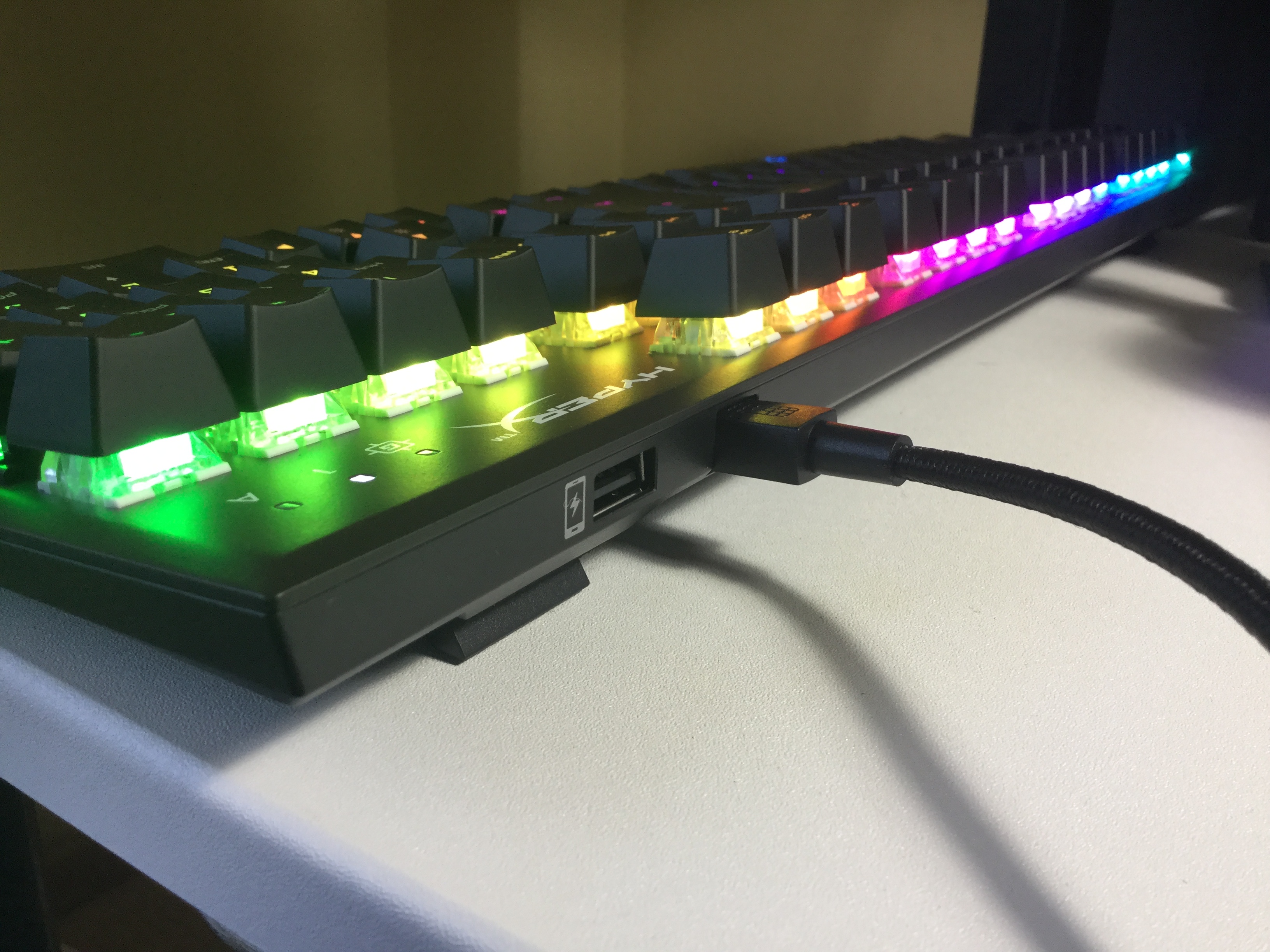 Alloy FPS RGB USB充電ポート