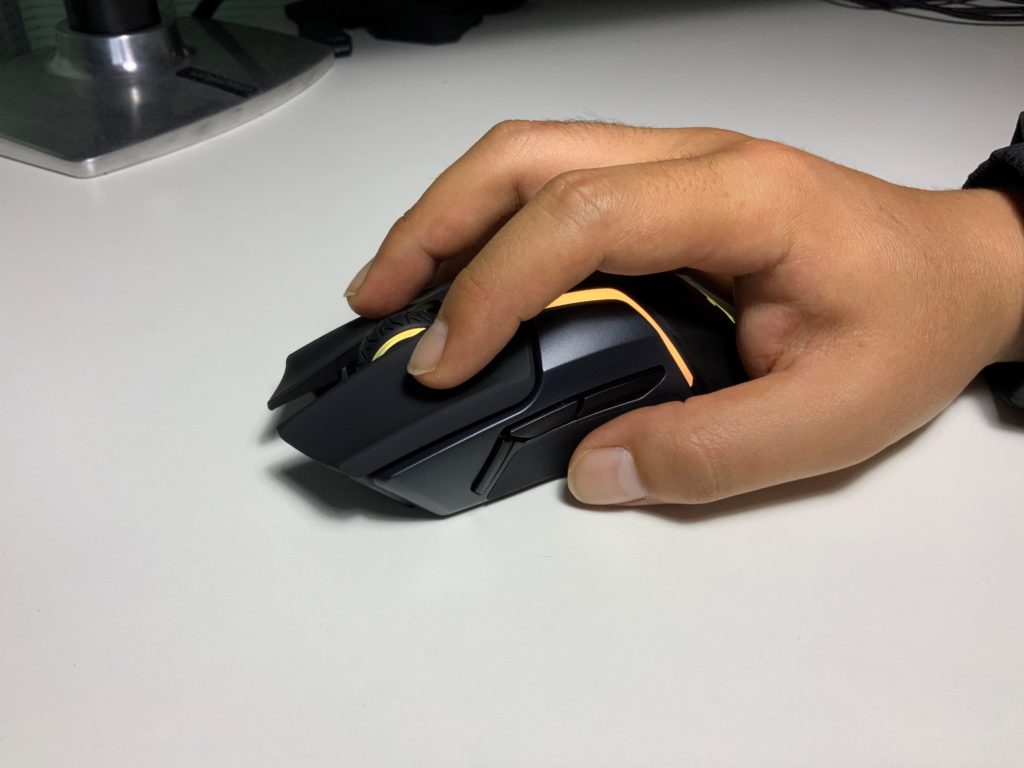 SteelSeries「Rival650」 握った様子