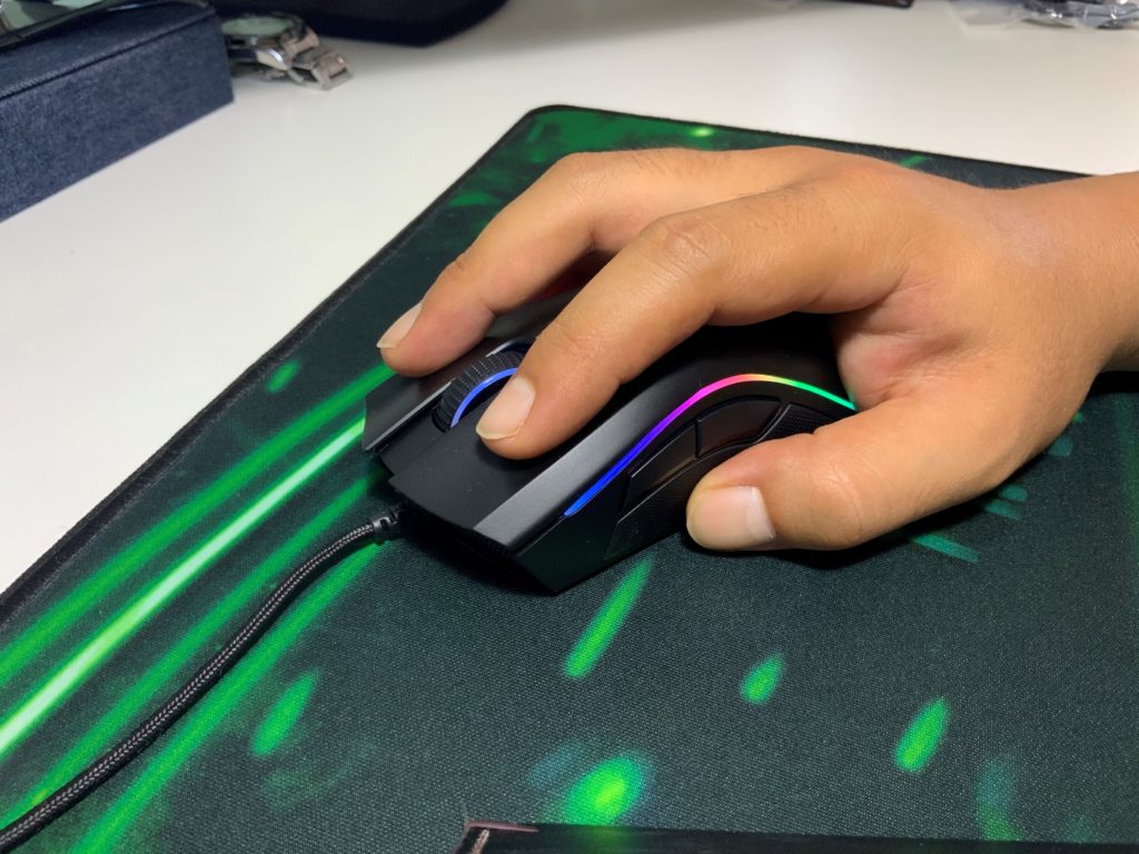 MAMBA ELITE 握った様子